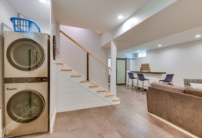 Spacious Lake Ontario Getaway: Steps To Beach!