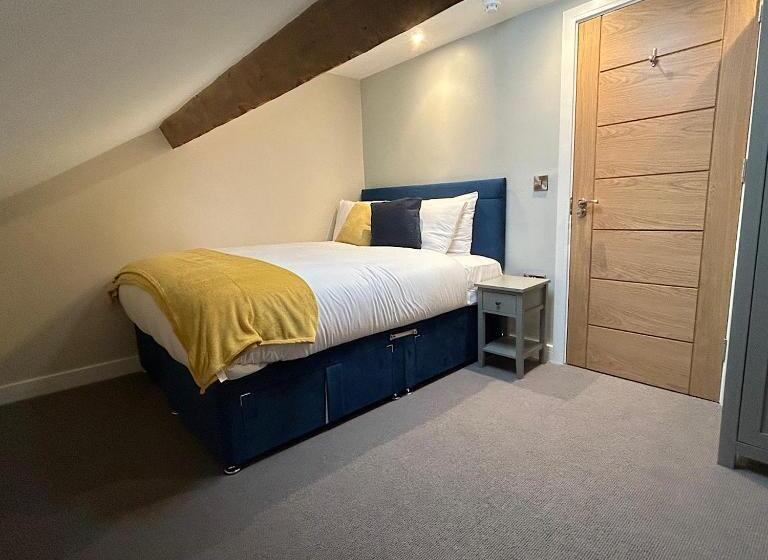 簡易ホテル Grapes Hotel, Bar & Restaurant Snowdonia Nr Zip World
