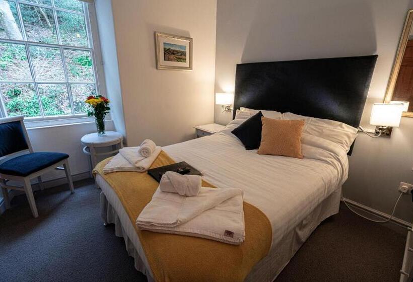 簡易ホテル Grapes Hotel, Bar & Restaurant Snowdonia Nr Zip World
