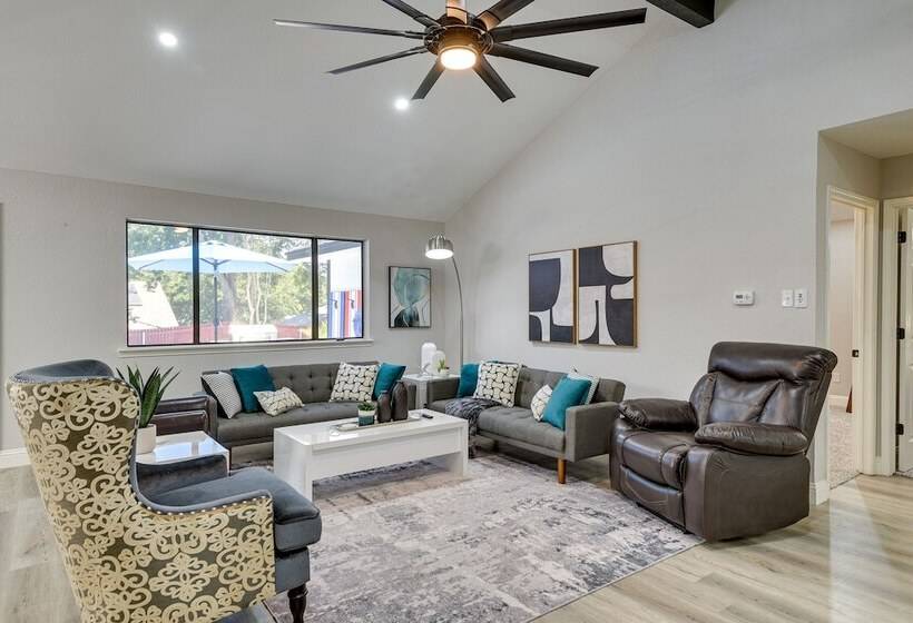 Bedford Retreat W/ Private Pool & Gas Grill!