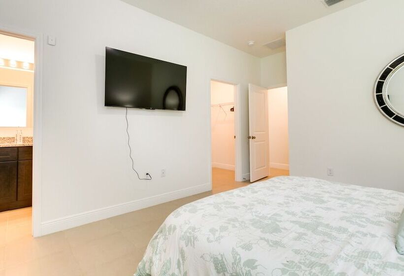 Bright, Pet Friendly Home: 16 Mi To Downtown Ocala