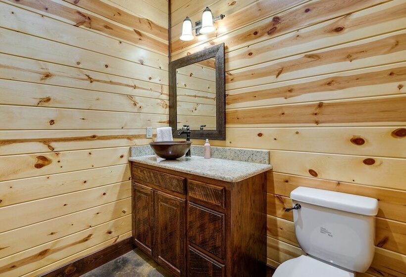 Broken Bow Cabin W/ Game Room & Private Hot Tub!