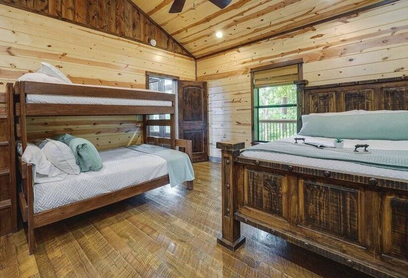 Broken Bow Cabin W/ Game Room & Private Hot Tub!
