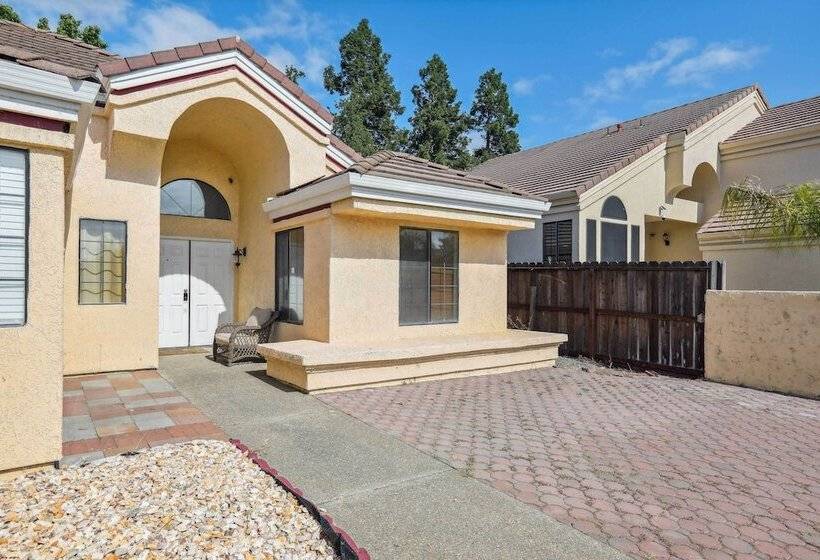 Charming Elk Grove Home   15 Mi To Sacramento!