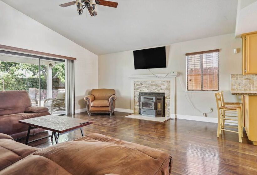 Charming Elk Grove Home   15 Mi To Sacramento!