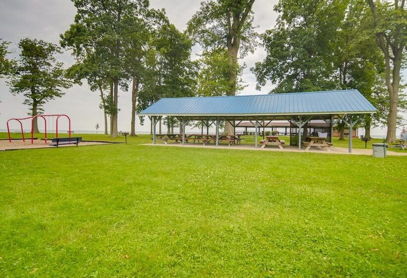Charming Lake Erie Cottage On Main Strip!