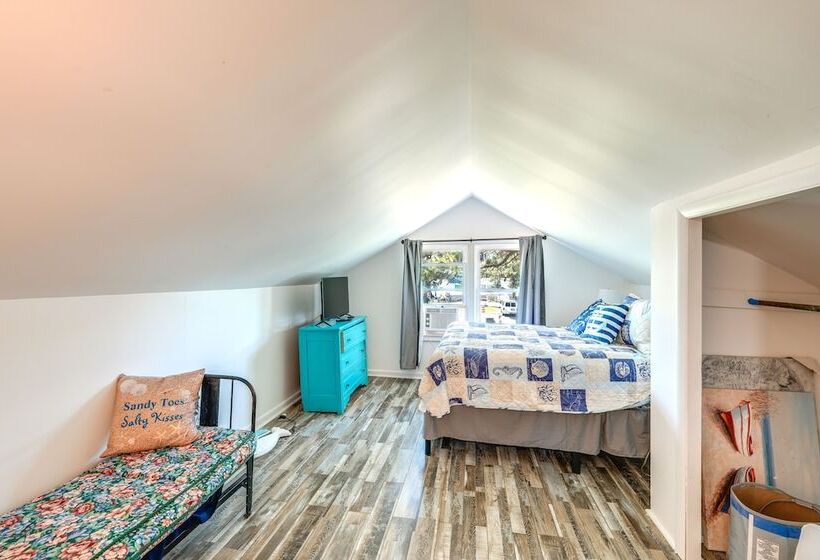 Beachy Outer Banks Retreat W/ Deck + Grill!