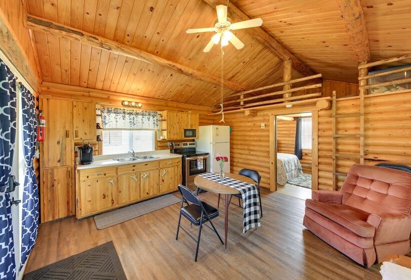 Cozy Farm Cabin   9 Mi To Trout Creek!