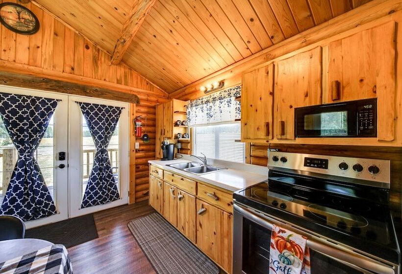 Cozy Farm Cabin   9 Mi To Trout Creek!