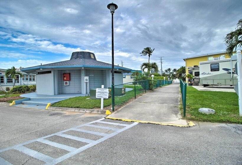 Cozy Jensen Beach Home: Pool Access, Walk To Beach