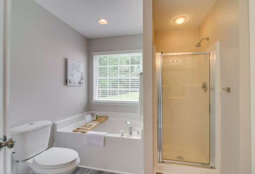 Cozy North Carolina Abode   Minutes From Downtown!