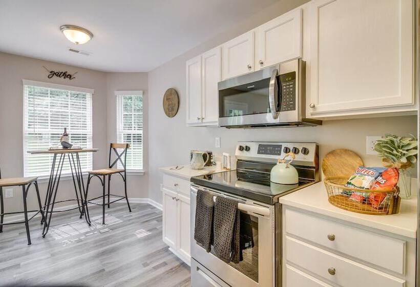 Cozy North Carolina Abode   Minutes From Downtown!