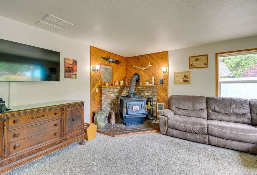 Cozy Washington Retreat W/ Deck, Walk To Beach!