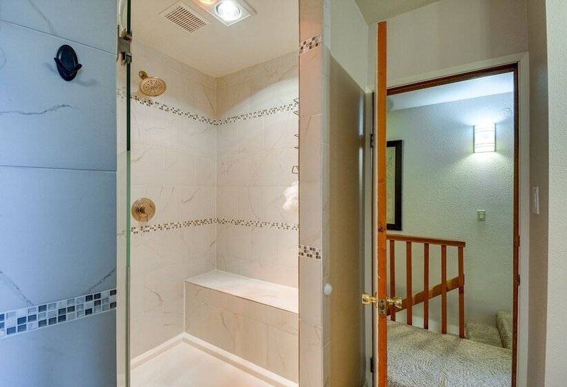 Cozy Washington Retreat W/ Deck, Walk To Beach!