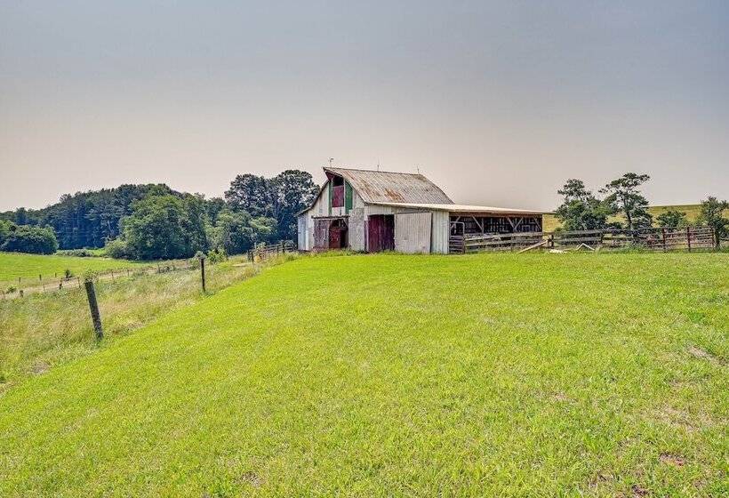 Dobson Farmhouse W/ Scenic Porch   Near Vineyards!