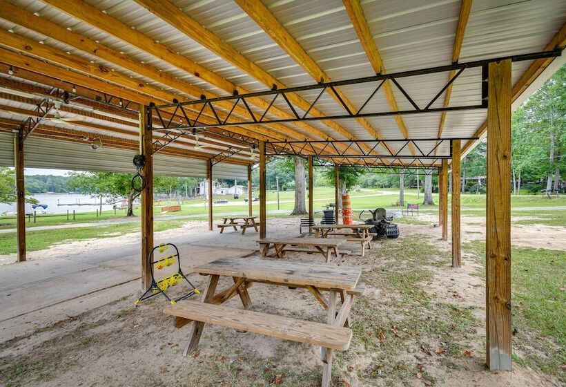 Eufaula Retreat: Community Pool & Screened Porch!