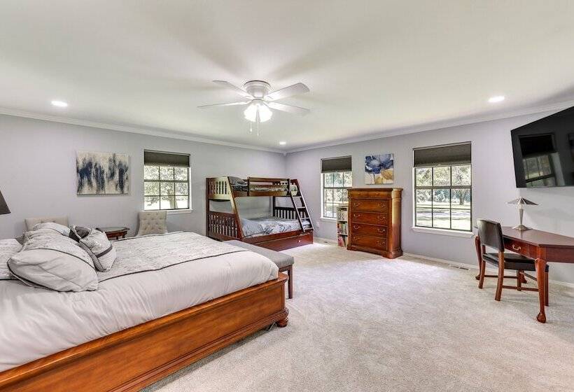 Expansive Fayetteville Retreat: 11 Mi To U Of A!