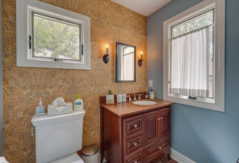 Ferndale Gem, Walk To Stores & Restaurants!