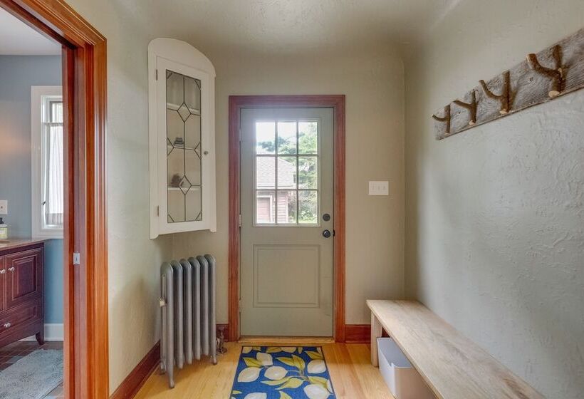 Ferndale Gem, Walk To Stores & Restaurants!