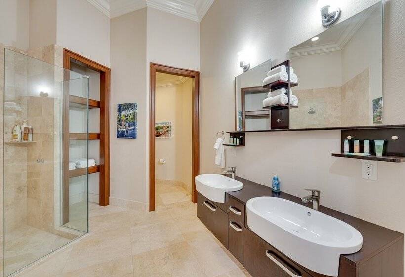 Groveland Home W/ Pool: Luxurious Lakefront Oasis!