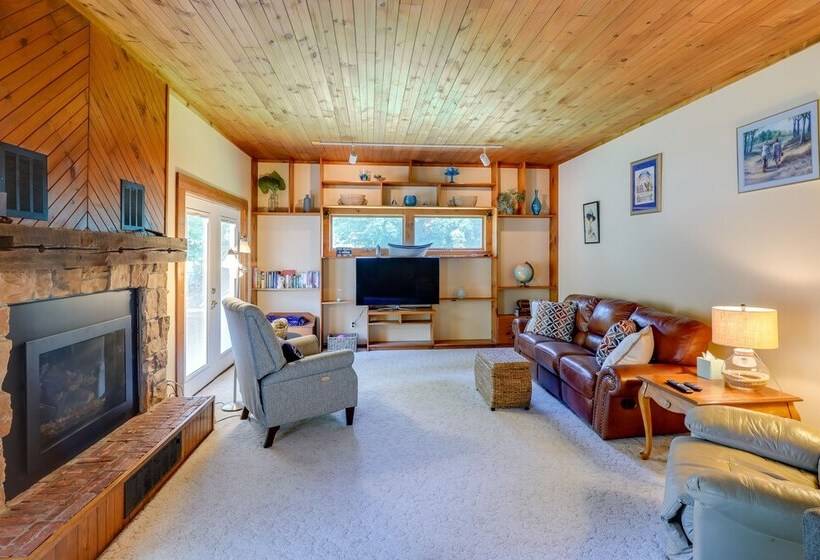 Hart Haven W/ Cozy Fireplace, Deck & Grill!