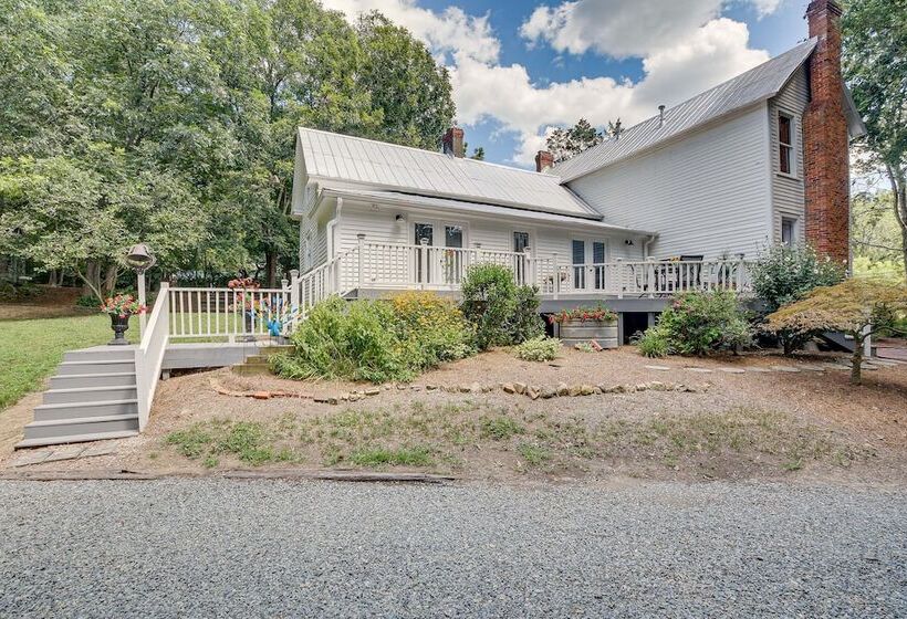 Historic & Charming Pittsboro Home W/ Fireplaces