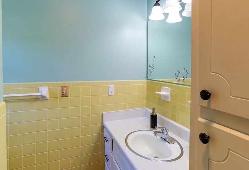 Lakefront Arkansas Escape W/ Grill, Dock & Kayaks!