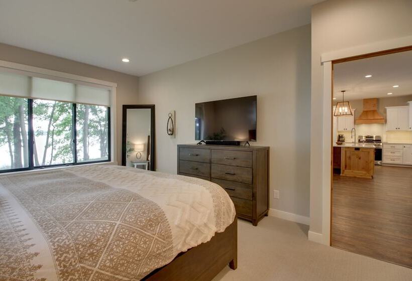 Kayaks & Dock: Lakefront Retreat In Alexandria