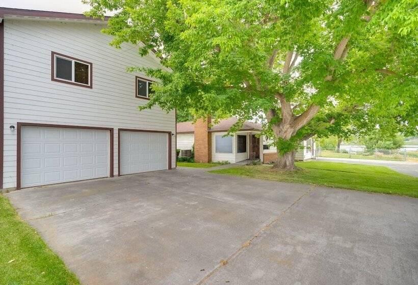 Lakefront Washington Home W/ Private Pool & Sauna