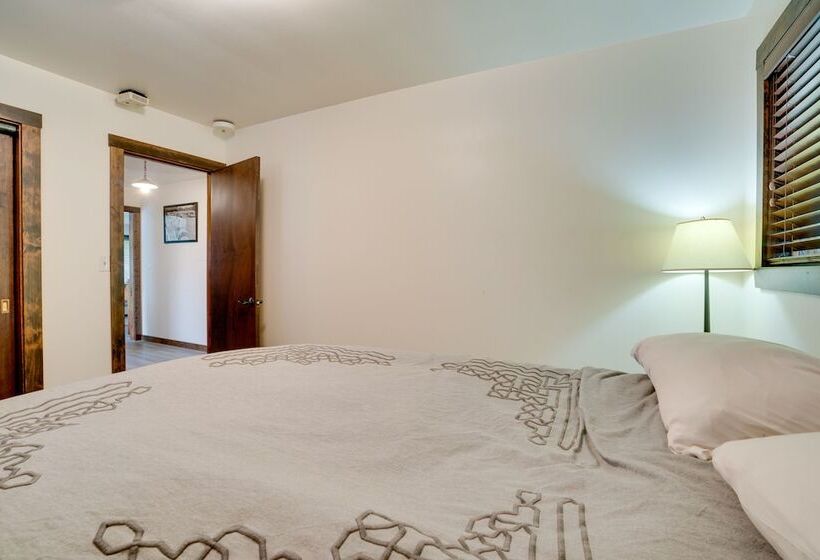 Lakefront Washington Home W/ Private Pool & Sauna