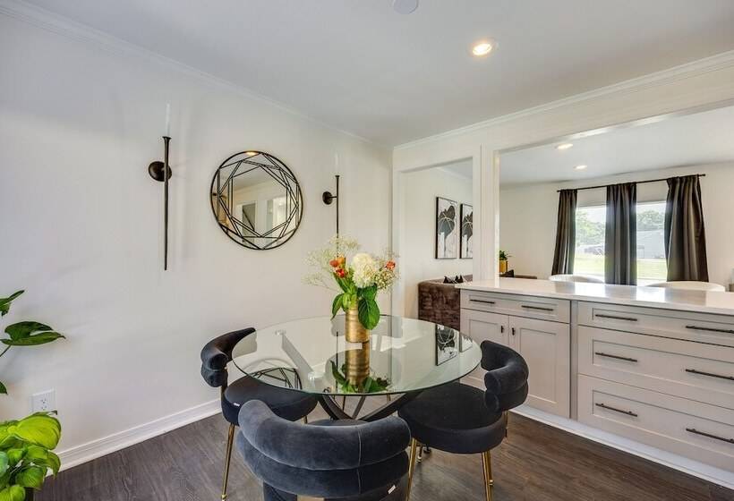 Modern Richmond Home W/ Deck, Close To Downtown!