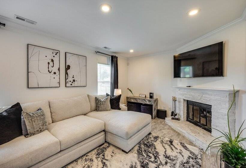 Modern Richmond Home W/ Deck, Close To Downtown!