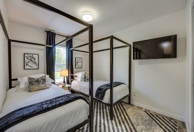 Modern Richmond Home W/ Deck, Close To Downtown!