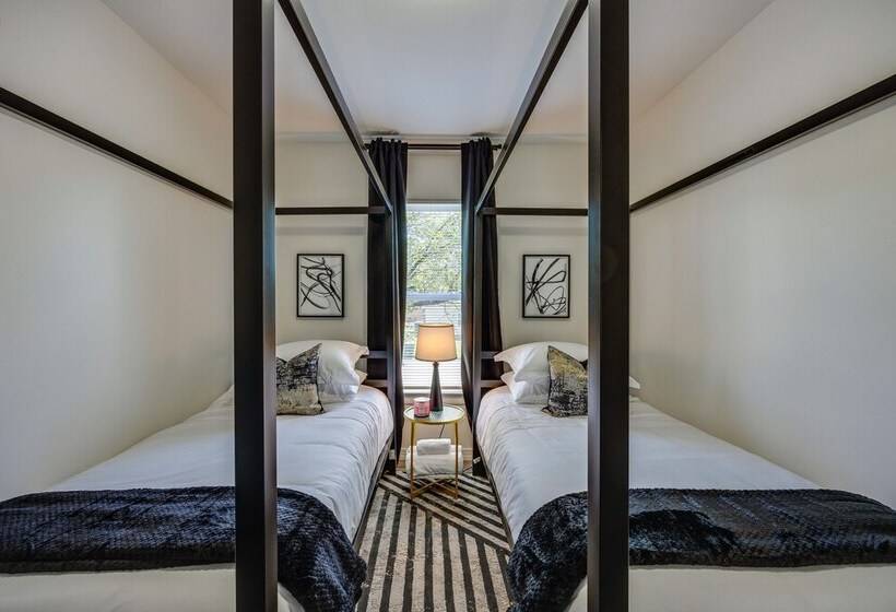 Modern Richmond Home W/ Deck, Close To Downtown!