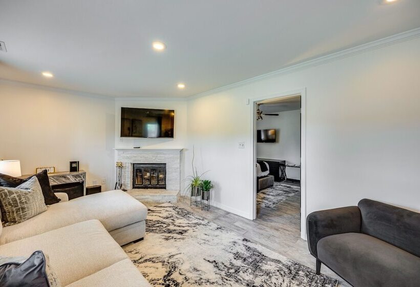 Modern Richmond Home W/ Deck, Close To Downtown!