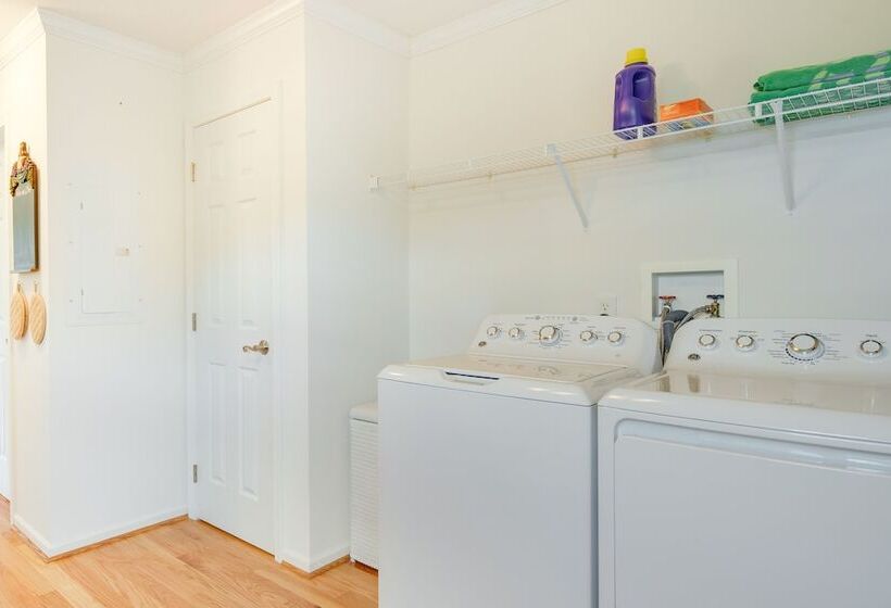 Hendersonville Retreat W/ Mtn Views & Deck!