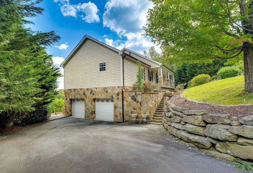 Hendersonville Retreat W/ Mtn Views & Deck!