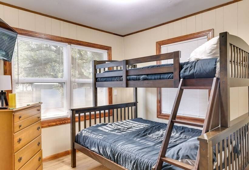 Multi Level Bonneau Cabin: Walk To Lake!