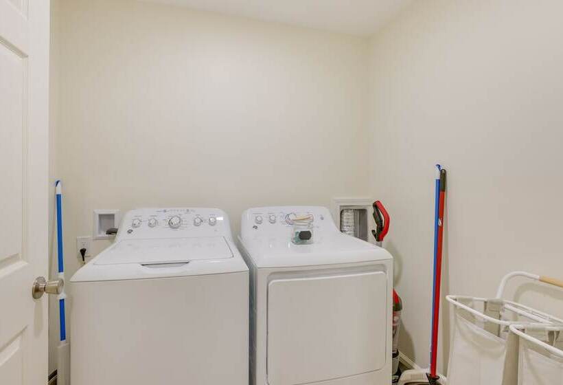 Northport Game Day Getaway: 5 Mi To University!