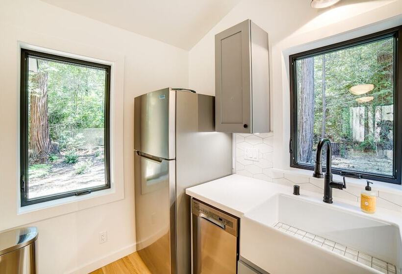 Peaceful Mendocino Cottage Surrounded By Redwoods