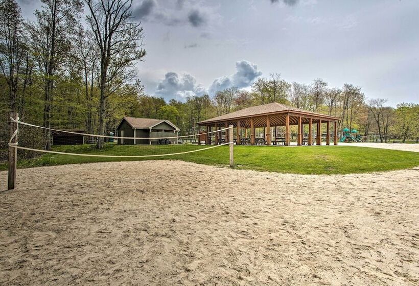 Pocono Lake Retreat W/ Fire Pit: Near Beach!