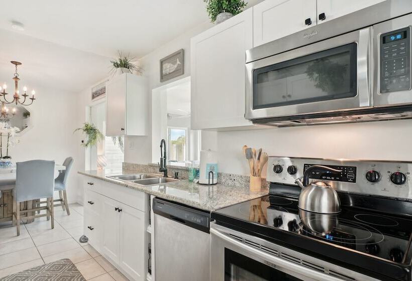 Port Charlotte Home W/ Sunroom, Grill & Fire Pit!