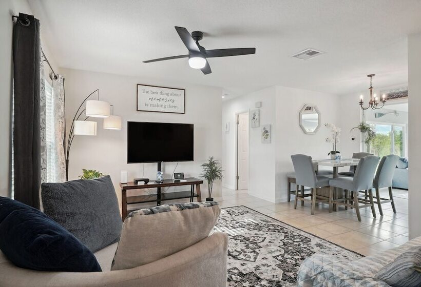 Port Charlotte Home W/ Sunroom, Grill & Fire Pit!