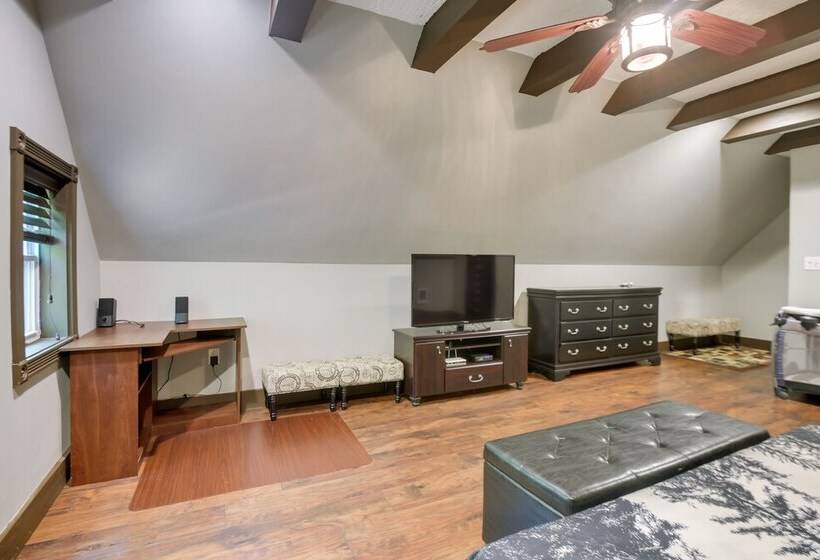 Quaint Naples Cottage: Walk To Trickey Pond & Cove