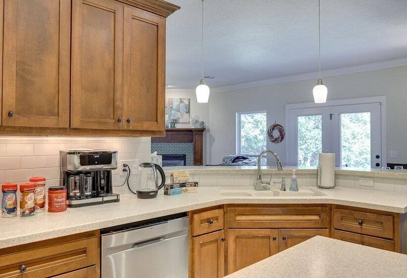 Quaint Noble Home: 6 Mi To University Of Oklahoma!