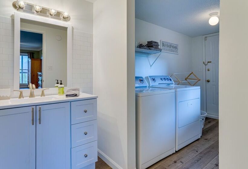 Skyview Retreat  Cabin W/ Mountain Views!