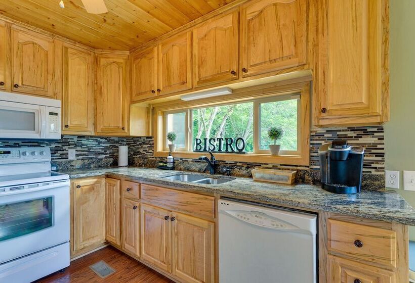 Skyview Retreat  Cabin W/ Mountain Views!