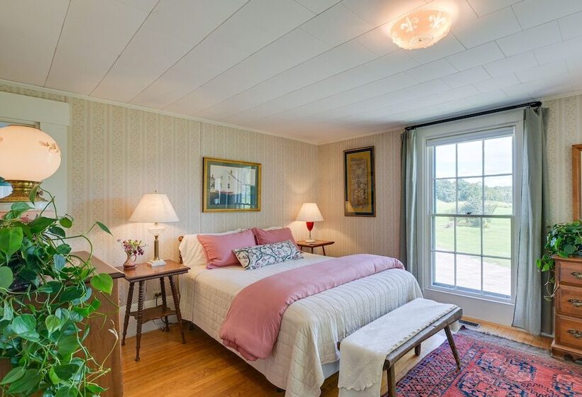 Springvale Farm: Freedom Home With Hiking Trail!