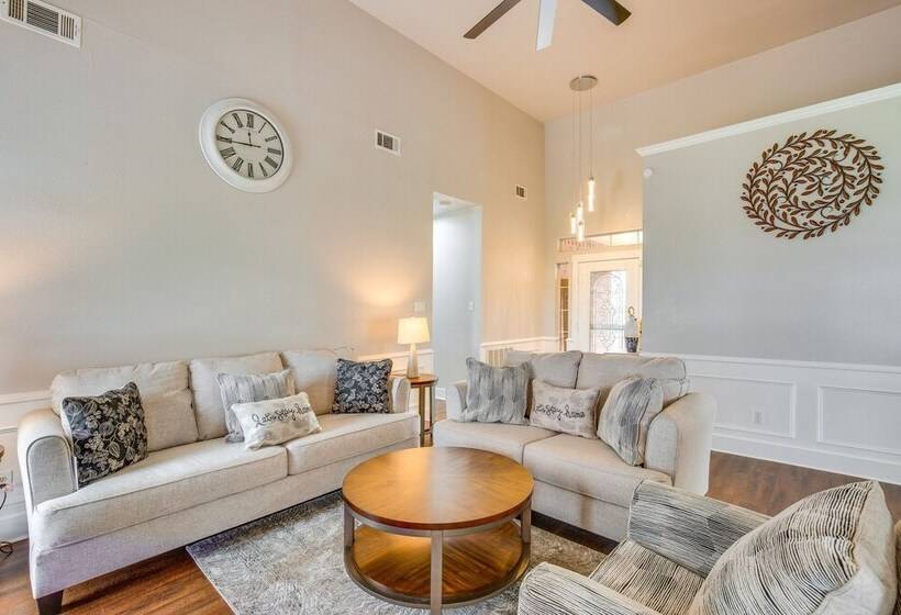 Stunning Van Alstyne Retreat W/ Patio & Fireplace!