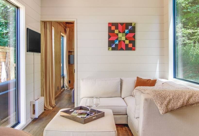 Upscale + Modern Tiny Cabin On Cane River!